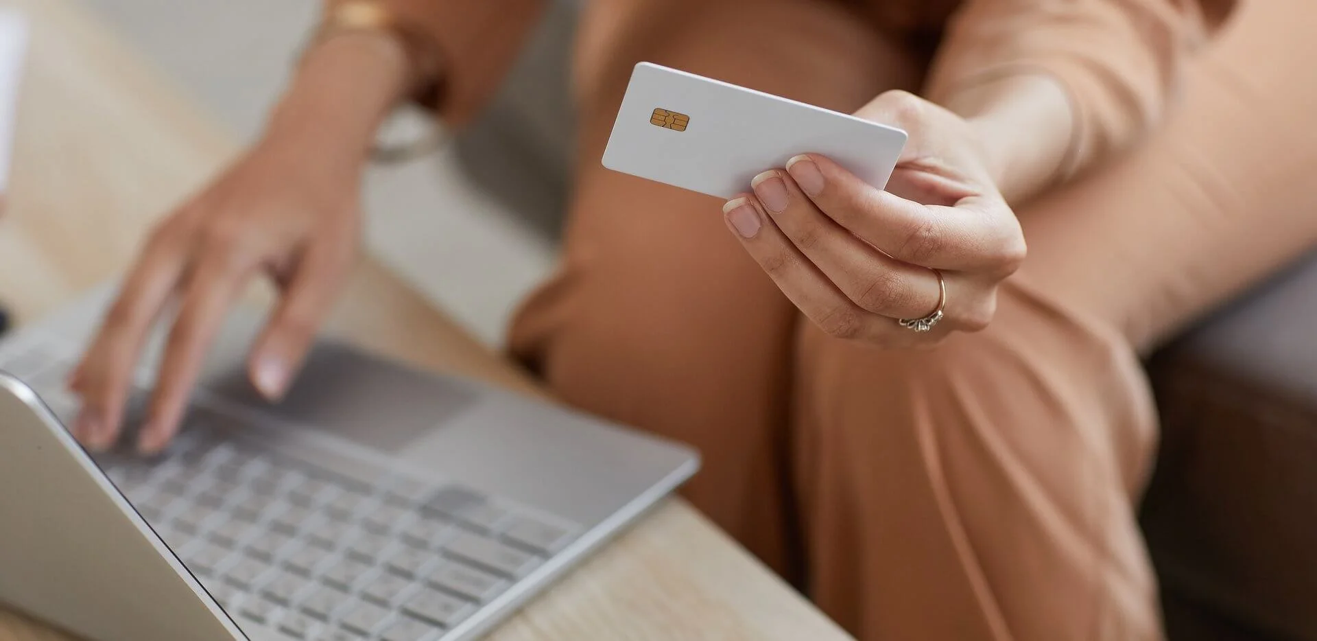 woman-shopping-online
